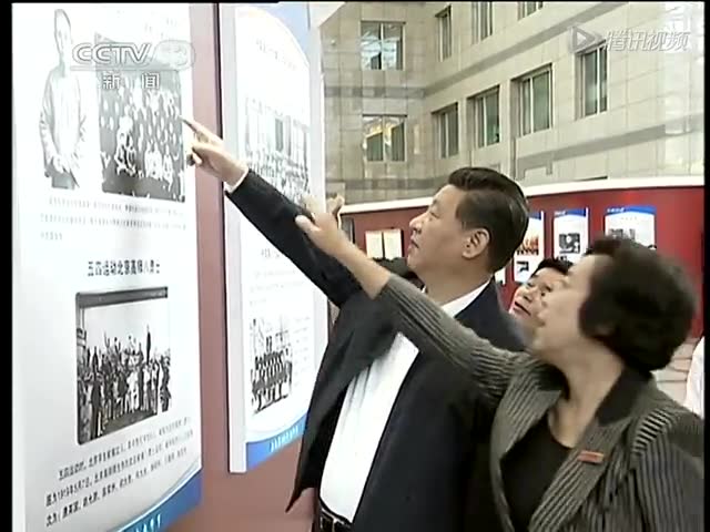 习近平在北师大考察 与学生热情握手引欢呼截图