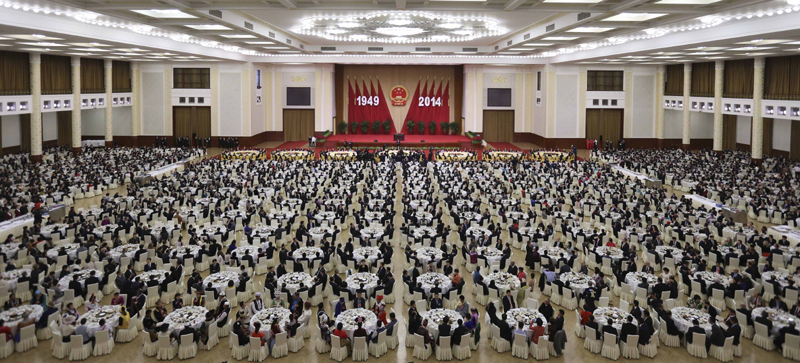 9月30日晚,国务院在北京人民大会堂举行国庆招待会,热烈庆祝中华人民共和国成立65周年。新华社记者 丁林 摄
