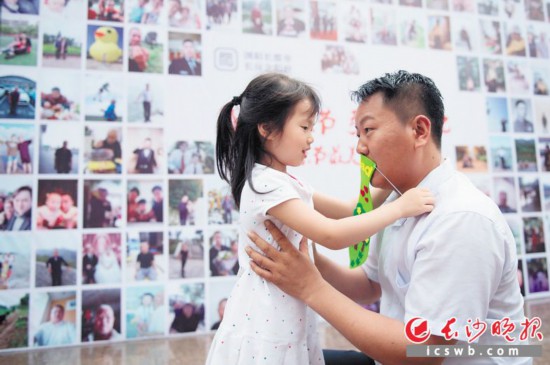 免费照上一张卡通全家福,玩“火线冲击”“眼疾手快”游戏,再来一场穿越时空的“竹箭投壶”,然后亲手制作一份送给老爸的礼物——DIY手工领带……16日是父亲节,芙蓉区长房东郡社区举行“感恩父亲节 弘扬孝文化”主题活动,家长与孩子们在情景活动和互动游戏中一起度过了一个愉快的父亲节。 长沙晚报全媒体记者 黄启晴 摄