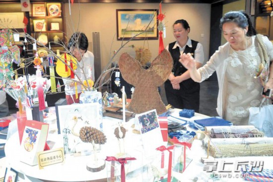 ↑非遗展品吸引众多观众驻足观看。