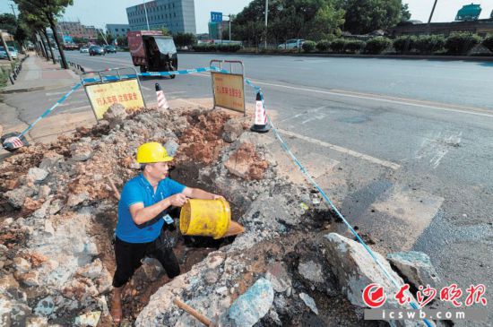 工作人员将施工坑内的积水排出。 均为长沙晚报全媒体记者 黄启晴 摄