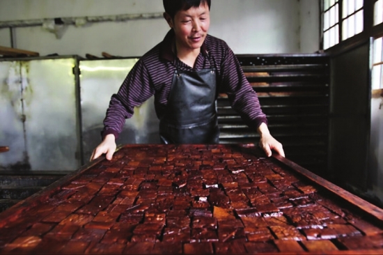 3月25日,平江县一家酱干厂,工人正在制作酱干。图记者陈正