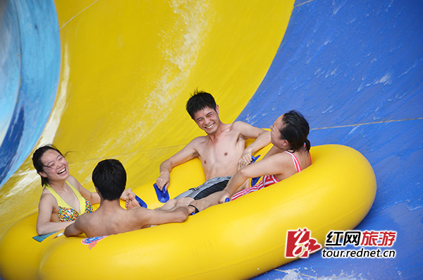 游客体验“超级大喇叭”。