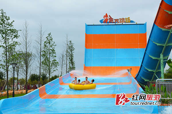 惊险度极高的冲天大滑板。