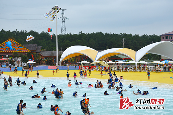 游客在“大西洋海啸”中玩耍,颇有滨海风情。