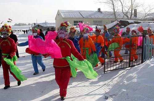 1月25日,内蒙古呼伦贝尔红花尔基林业局巴日图林场的群众穿上节日的盛装扭起秧歌,欢度新春佳节。新华社记者 汪永基 摄