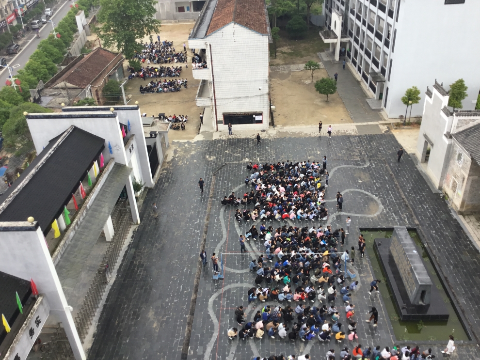 平江十中:疏散演练敲响校园安全"警钟"