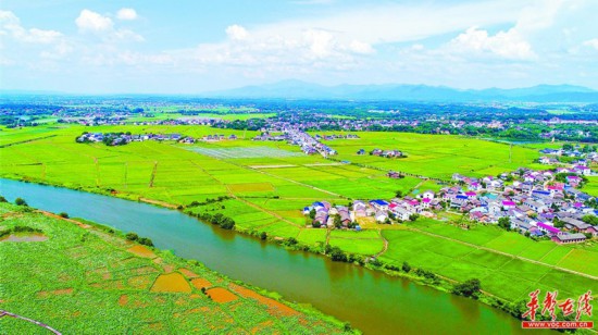 7月3日,浏阳市北盛镇卓然村,青山碧水,漂亮民居与绿色田畴相辉映