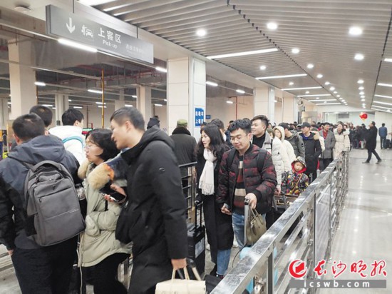 前晚,在长沙火车南站东广场,乘客正在排队乘出租车。长沙晚报全媒体记者 谢春年 摄