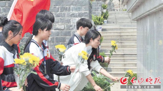 献上一束鲜花慰藉先烈之灵。昨日,宁乡市不少学生和群众来到宁乡烈士陵园为烈士扫墓,表达对烈士们的敬仰和感恩之情。 长沙晚报全媒体记者 贺文兵 摄