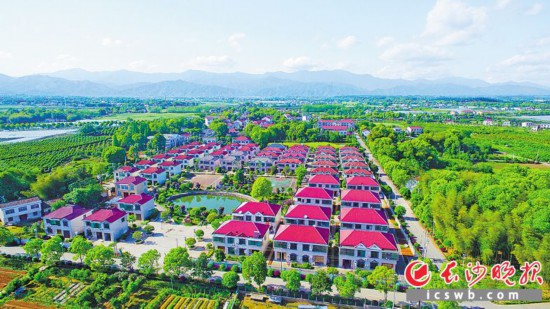 农村人居环境不断改善。图为花园般的浏阳沿溪镇蝴蝶小区。