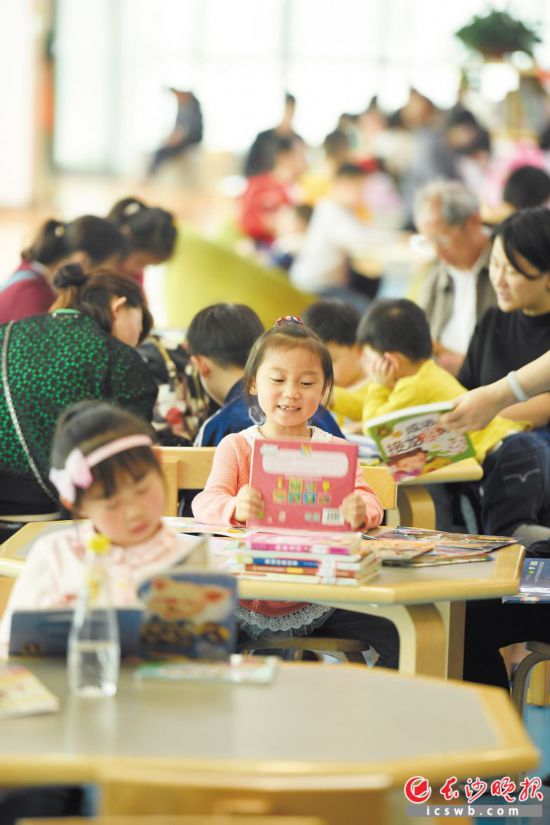 “五一”假期,不少市民逛图书馆、看展览、参观博物馆……度过一段充实的时光。 长沙晚报全媒体记者 黄启晴 摄