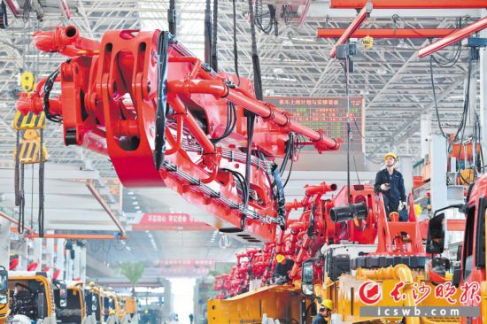 三一重工18号厂房是亚洲最大最先进的智能化制造车间,可以实现69种产品的混装柔性生产。长沙晚报全媒体记者 王志伟 摄