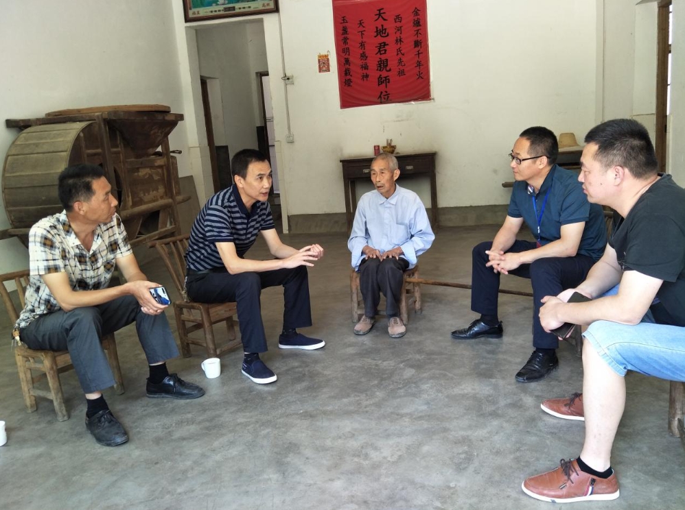 6月4日,县委常委方辉到龙门镇调研脱贫攻坚工作,该镇主要负责人陪同.