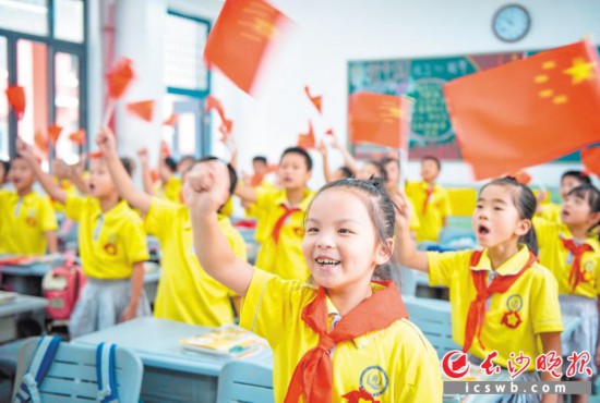 ����8��30���ǳ�ɳ����Сѧ��ѧ���������ӣ��ڿ�������ˮ������Сѧ��ͬѧ��һ�߻��������Ǻ��죬һ������ظ質���Һ��ҵ����������ɳ����ȫý����� ���� ��