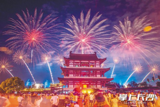 湘江之畔,绚烂的焰火点亮星城的夜空,市民们纷纷前来欣赏,感受幸福。