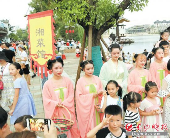 “大唐中秋之夜”活动小长假前两日吸引5万人次来到新华联铜官窑古镇游玩。长沙晚报全媒体记者 贺文兵 摄