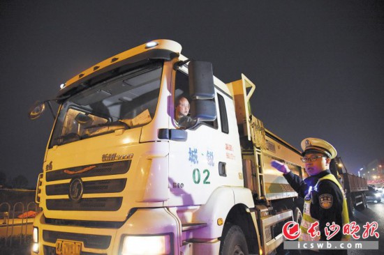 交警开展货车闯禁整治行动现场。长沙晚报全媒体记者 刘琦 摄