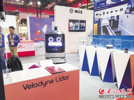 长沙行深智能科技有限公司自主研发的无人车产品亮相进博会。长沙晚报全媒体记者 石祯专 刘捷萍 摄影报道