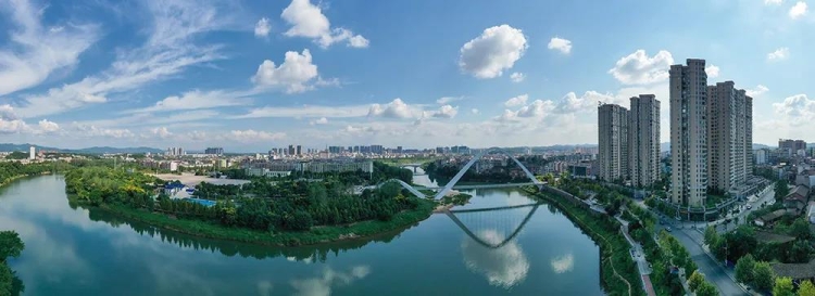 大家都来做文明平江人,都来做文明城市守护者,把县城装扮得更美,让