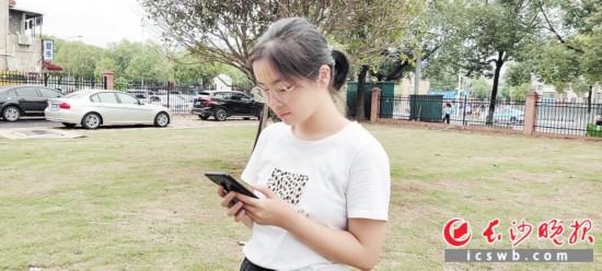 到了学校后,刘媛第一时间打电话给奶奶报平安。受访者供图