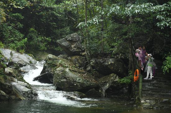 虽然天空飘着雨,但也阻止不了游客对这里山水的喜爱。
