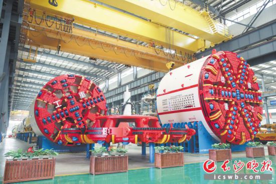 铁建重工自主研制的一台TBM有230米长的机身、5万多个零件,还有超长待机的生命力。 长沙晚报通讯员 刘晓东 摄