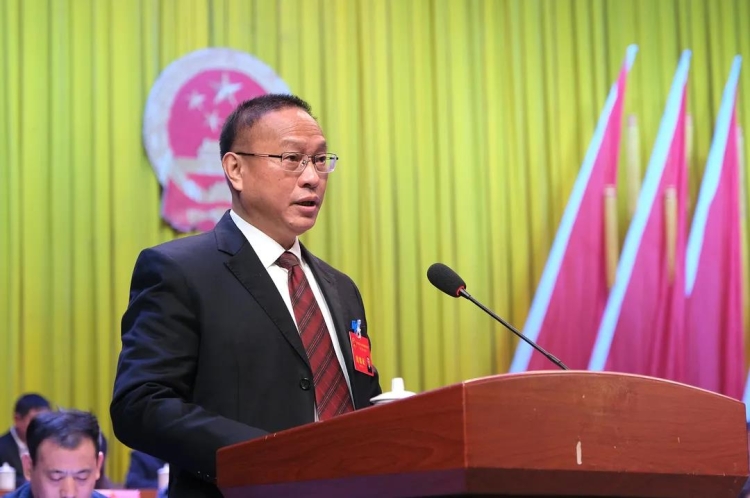 县人大常委会主任黎耀辉作人大常委会工作报告