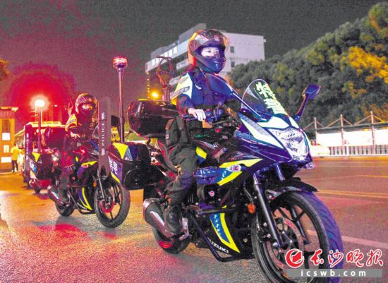 在夜色笼罩的大街小巷,长沙特警铁骑队员在巡逻。 长沙晚报全媒体记者 邓迪 摄