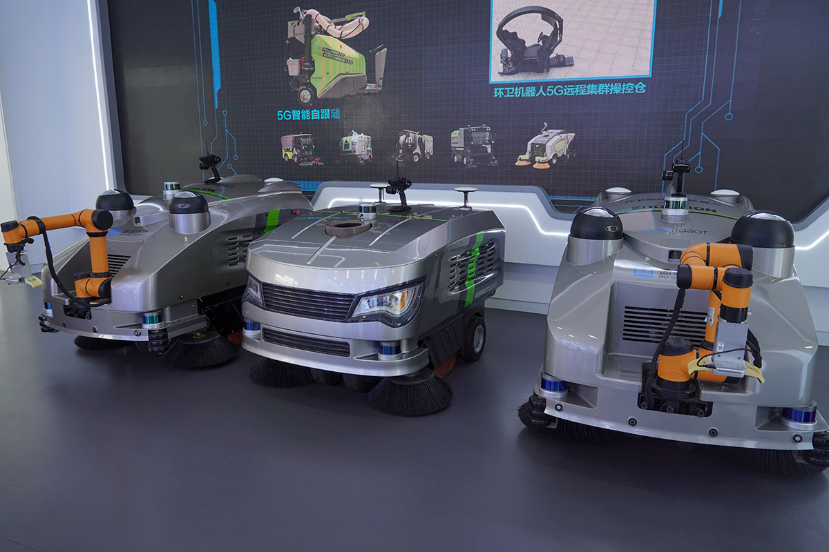 5G无人驾驶环卫机器人。胡奥摄