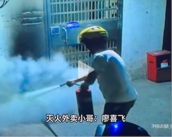 廖喜飞第一时间灭火。监控视频截图