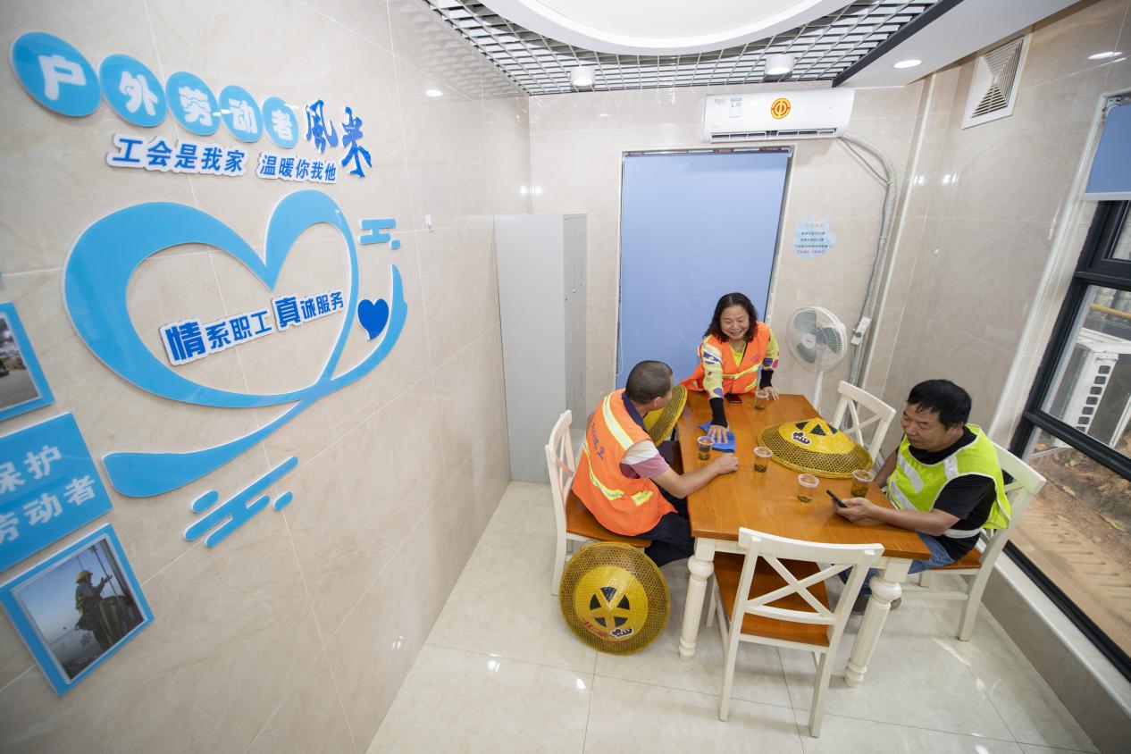 开福区营盘路的工会户外劳动者服务站点。 湖南省总工会供图