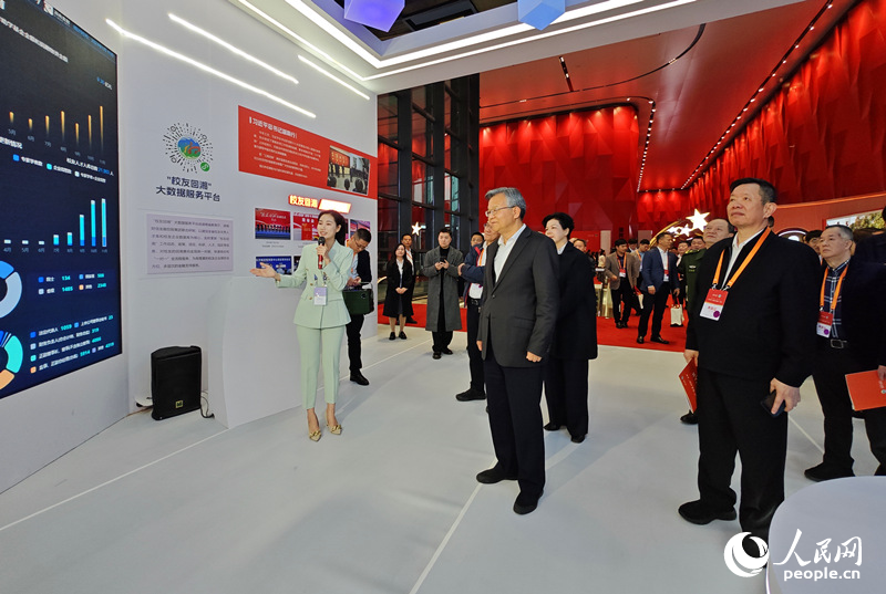 与会嘉宾巡展。人民网记者 刘宾摄